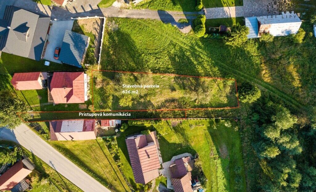 Slnečný a rovinatý stavebný pozemok s projektom a stavebným povolením – fotografia 1