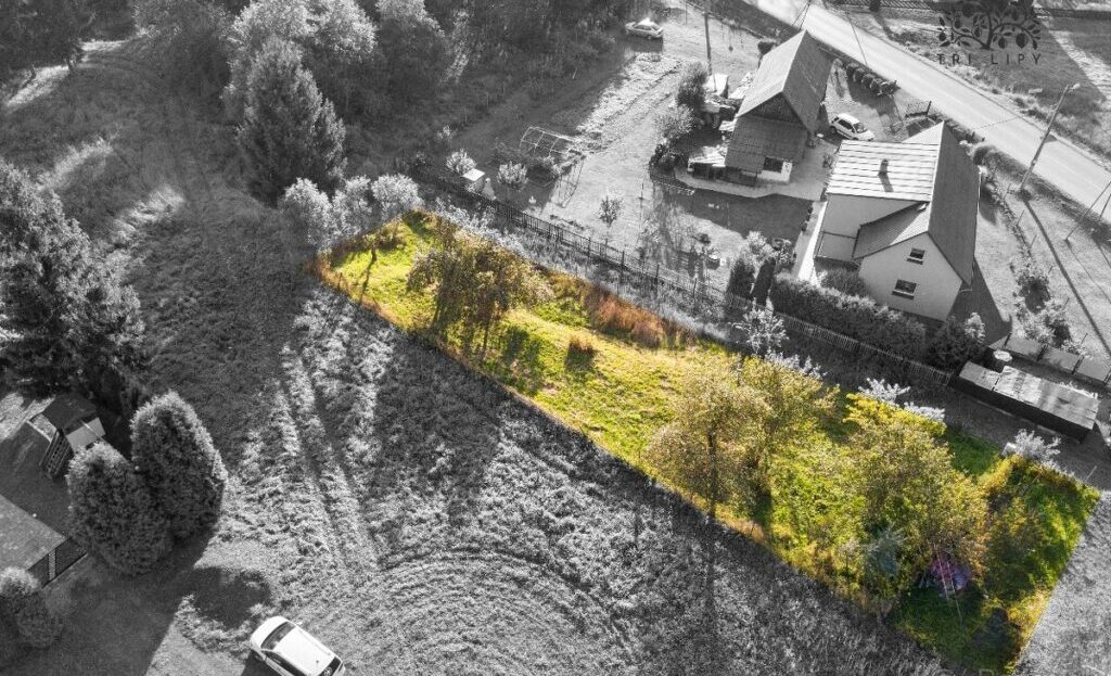 Slnečný a rovinatý stavebný pozemok s projektom a stavebným povolením – fotografia 2