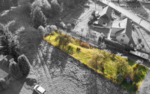 Slnečný a rovinatý stavebný pozemok s projektom a stavebným povolením