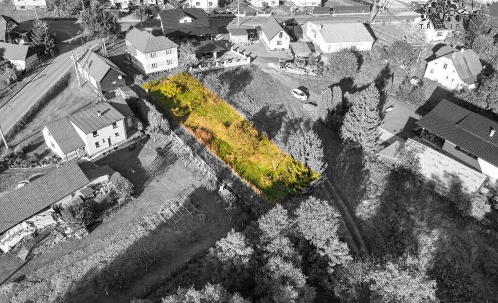 Slnečný a rovinatý stavebný pozemok s projektom a stavebným povolením – fotografia 3
