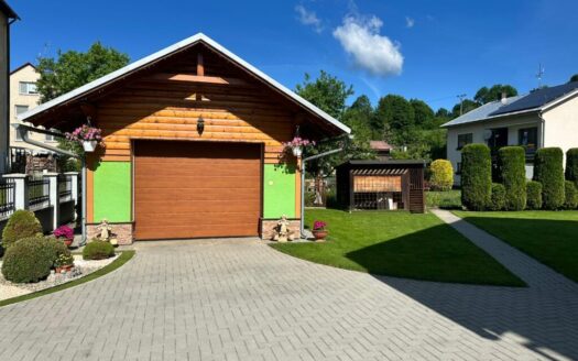 BYT NA 1. POSCHODÍ (550 € VRÁTANE ENERGIÍ)